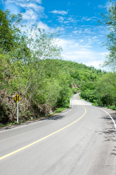 Curving Country Road in Cornwall on Clear Spring Day — Stock Photo, Image