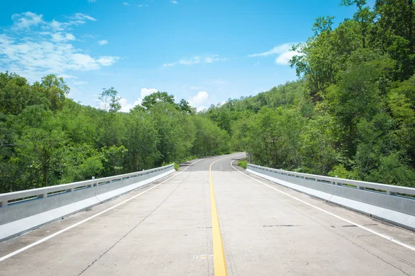 Curving Country Road in Cornwall on Clear Spring Day — Stock Photo, Image