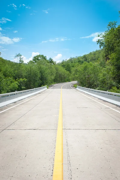 Curving Country Road in Cornwall on Clear Spring Day — Stock Photo, Image