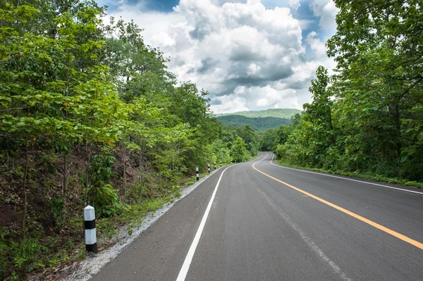 Curving Country Road in Cornwall on Clear Spring Day — Stock Photo, Image