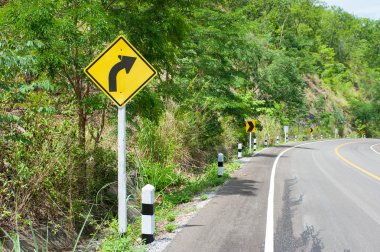 Dolambaçlı yol işaret orman ve dağ