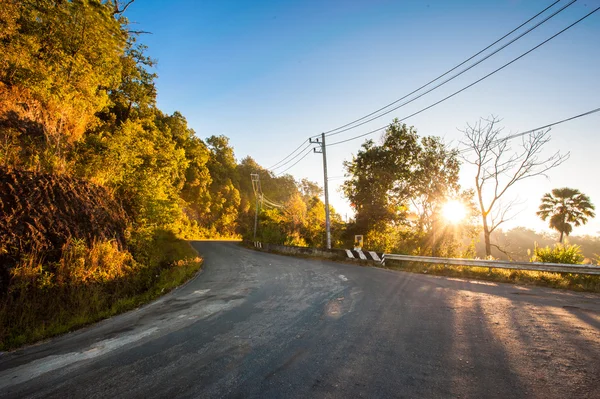 Estrada da montanha ao pôr do sol — Fotografia de Stock