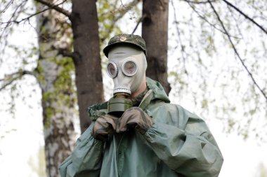 Rusya 'nın gaz maskeli askeri üniformalı bir adamı.