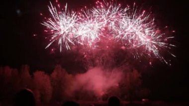 Gökyüzünde havai fişekler.