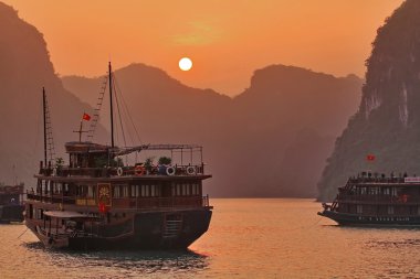 Halong Bay Kuzey Vietnam Batı kıyısında güneş doğarken