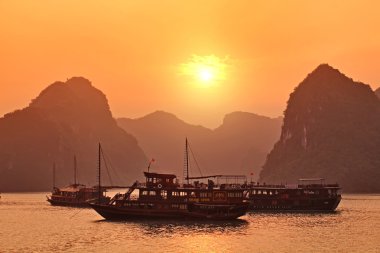 Halong Bay Kuzey Vietnam Batı kıyısında güneş doğarken