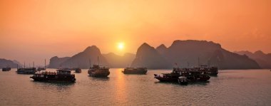 Halong Bay Kuzey Vietnam Batı kıyısında güneş doğarken