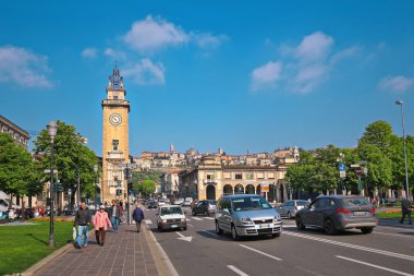 Bergamo, İtalya - 14 Nisan 2014: Saat Kulesi Piazza Vittorio Veneto üzerinde.