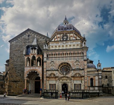 Bergamo, Lombardy, İtalya - 14 Nisan 2014: Cappella Colleoni ve Basilica di Santa Maria Maggiore Duomo Meydanı Bergamo,