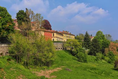 Bergamo Alta, Lombardiya, İtalya çevresinde duvarlarından Bergamo Bassa üzerinde göster