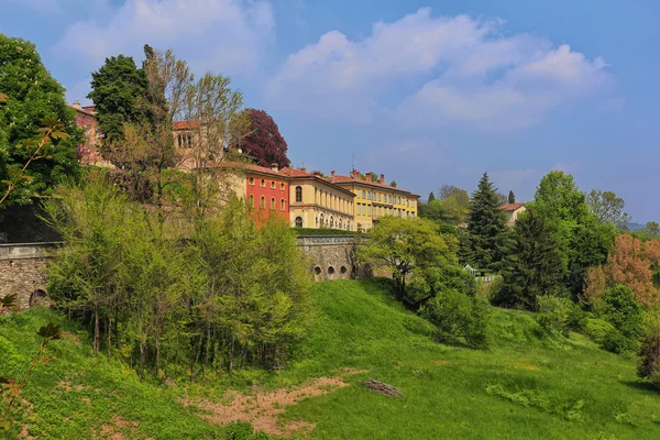 Pohled přes Bergamo Bassa ze zdí kolem Bergamo Alta, Lombardie, Itálie — Stock fotografie