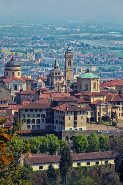 Veduta sul centro storico Città Alta di Bergamo dal colle San Vigilio. Bergamo, Italia — Foto Stock