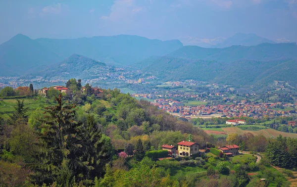 Widok ze wzgórza San Vigilio w Bergamo. Lombardia, Włochy — Zdjęcie stockowe