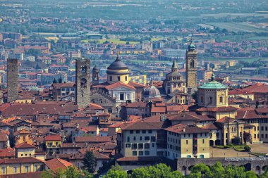 Old Town Citta Alta Bergamo San Vigilio Tepesi'nden manzaraya. Bergamo, İtalya