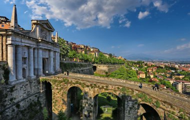 Bergamo, Lombardy, İtalya - 16 Nisan 2014: Gates Porta San Giacomo Citta Alta - eski şehir Bergamo.Lombardy, İtalya'nın