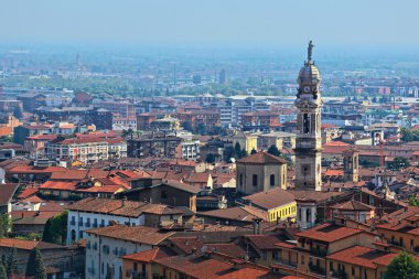 Bergamo Alta, Lombardiya, İtalya çevresinde duvarlarından Bergamo Bassa üzerinde göster