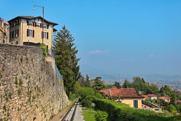 Widok ze wzgórza San Vigilio w Bergamo. Lombardia, Włochy — Zdjęcie stockowe