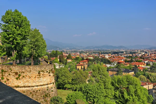 Widok na Bergamo Bassa od ściany wokół Bergamo Alta, Lombardia, Włochy — Zdjęcie stockowe