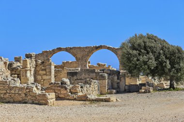 Görünümü Harabeleri ve kemerler antik Yunan şehir Kourion (sit alanı) yakınındaki Limassol, Kıbrıs