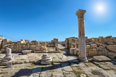 Görünümü Harabeleri ve kemerler antik Yunan şehir Kourion (sit alanı) yakınındaki Limassol, Kıbrıs
