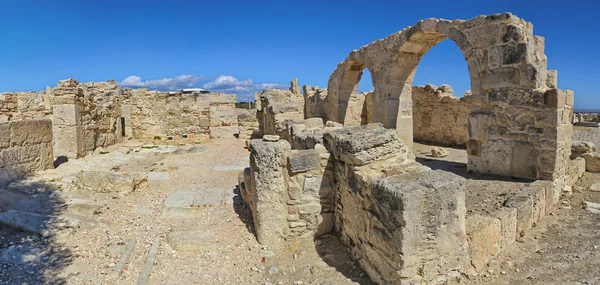 Vista panorâmica das ruínas e arcos da antiga cidade grega Kourion (sítio arqueológico) perto de Limassol, Chipre — Fotografia de Stock