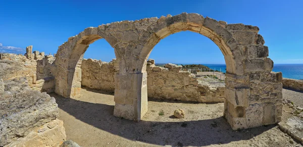 Vista panorâmica das ruínas e arcos da antiga cidade grega Kourion (sítio arqueológico) perto de Limassol, Chipre — Fotografia de Stock