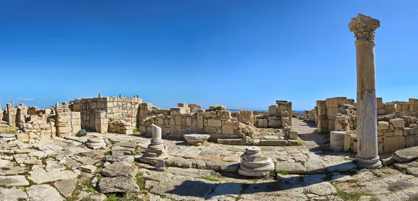 Uitzicht op de ruïnes van de oude Griekse stad Kourion (archeologische vindplaats) in de buurt van Limassol, Cyprus — Stockfoto