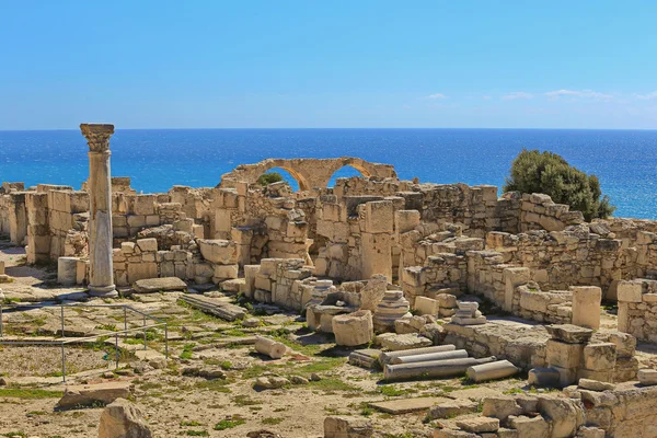 Vista das ruínas e arcos da antiga cidade grega Kourion (sítio arqueológico) perto de Limassol, Chipre — Fotografia de Stock