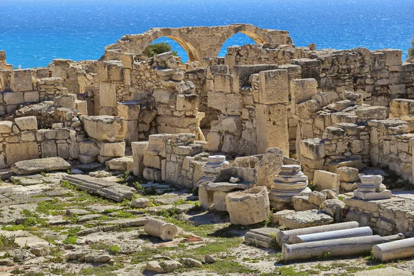 Vista das ruínas e arcos da antiga cidade grega Kourion (sítio arqueológico) perto de Limassol, Chipre — Fotografia de Stock