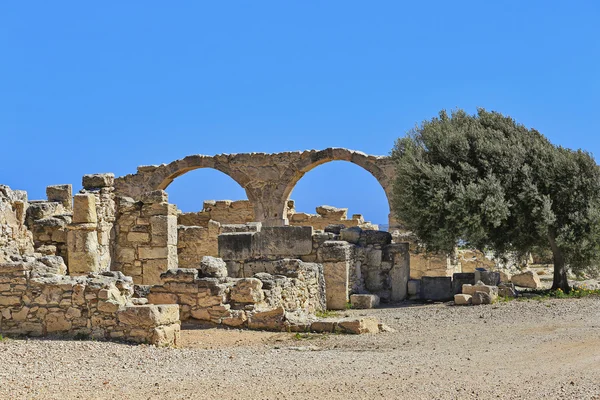 Vista das ruínas e arcos da antiga cidade grega Kourion (sítio arqueológico) perto de Limassol, Chipre — Fotografia de Stock