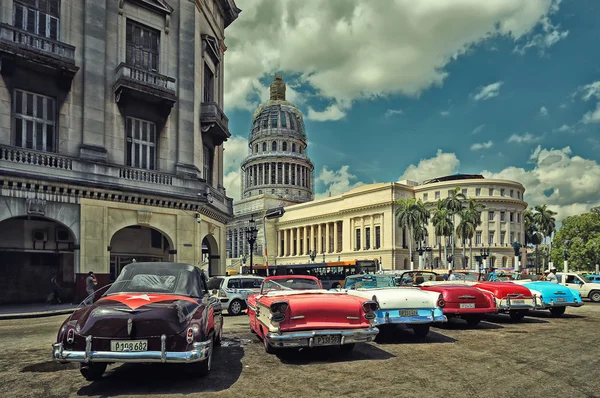 Cuba, havana-juli 10, 2015: alte amerikanische autos auf dem parkplatz vor der hauptstadt. Diese Oldtimer sind ein ikonischer Anblick der Kuba — Stockfoto