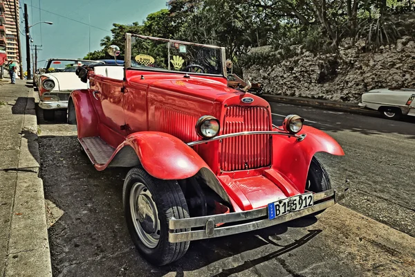 Küba, Havana-Haziran 26, 2015: Klasik kırmızı Ford Eski Havana'da bir sokakta. — Stok fotoğraf