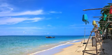 Kristal berraklığında su ve deniz araçları üzerinde ada, Koh Lanta (Tayland ile tropikal güzel plaj)