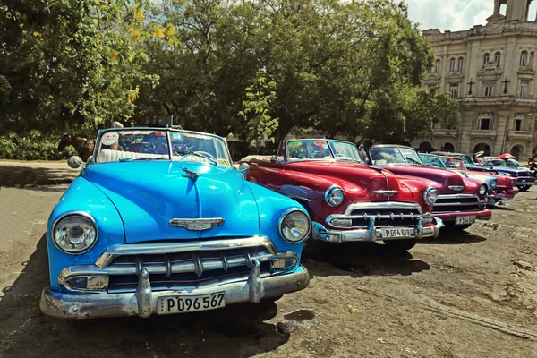 Cuba, havana-juli 10, 2015: alte amerikanische autos vor der hauptstadt geparkt. Diese Oldtimer sind ein ikonischer Anblick des Jungen — Stockfoto