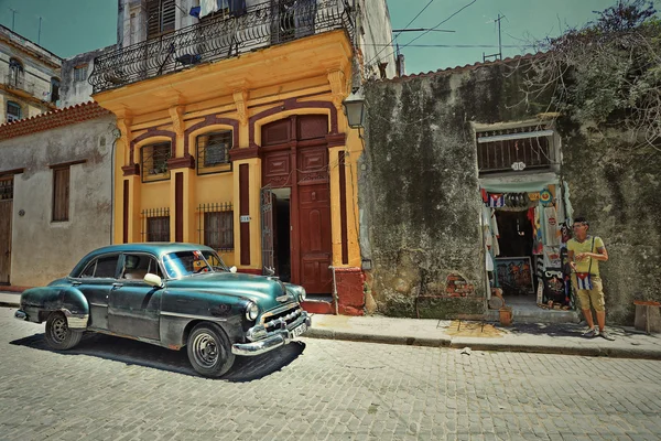 Cuba, Havana-juli 10, 2015: Classic retro auto rijdt door de straten van Havana. — Stockfoto