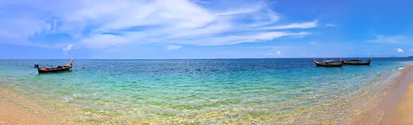 Topisch schöner Strand mit kristallklarem Wasser und Booten auf der Insel Koh Lanta (Thailand)) — Stockfoto