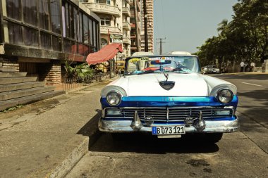 Küba, Havana-Haziran 27, 2015: Klasik Amerikan arabası Havana'da bir sokakta.