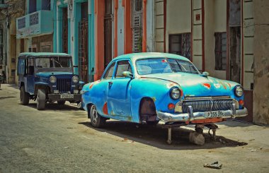 Küba, Havana-Haziran 29, 2015: Kırık klasik Amerikan otomobil Havana'da bir sokakta. Kübalılar retro arabalar taksiler gibi turistler için kullanın