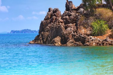 Vahşi tropikal plaj kayalar ve palmiye ağaçları üzerinde ada, Koh Lanta, Thailand