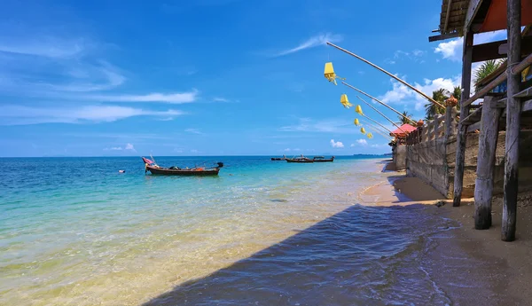 Cafe na tropické krásné pláže s křišťálově čistou vodou na ostrově Koh Lanta (Thajsko) — Stock fotografie