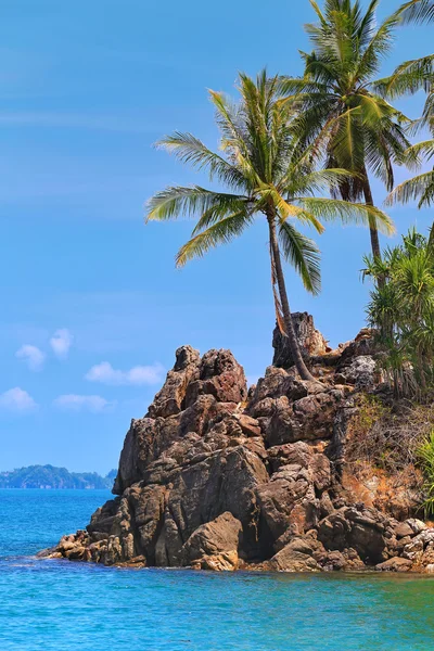 Wilder tropischer Strand mit Felsen und Palmen auf der Insel Koh Lanta, Thailand — Stockfoto