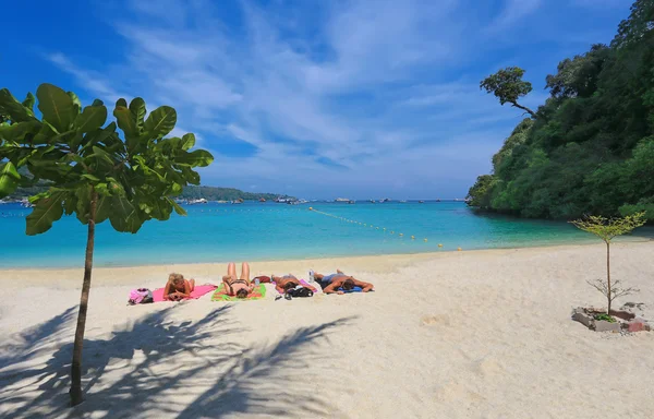 Phi-phi, thailand - 02. April 2014: Urlauber an einem tropischen Strand mit weißem Sand und türkisfarbenem Wasser — Stockfoto