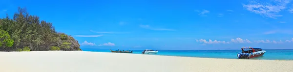 Phi-phi, thailand - 02 april 2014: der strand der wunderschönen tropischen bambusinsel — Stockfoto