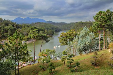 Aşk Vadisi Dalat Vietnam birçok derin vadiler ve sonsuz çam ormanları ile Dalat şehrin en romantik sitelerinden biridir.