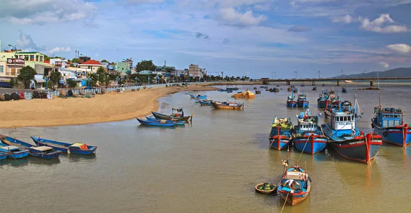 Fiskebåtarna i hamnen vid Nha Trang, Vietnam. Panoramautsikt — Stockfoto