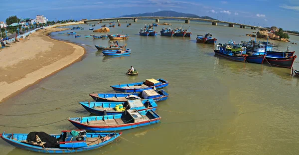Fiskebåtarna i hamnen vid Nha Trang, Vietnam. Panoramautsikt — Stockfoto