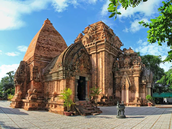 Po Ngar Cham Towers i Nha Trang, Vietnam. Tornen byggdes av civilisationens Cham. — Stockfoto