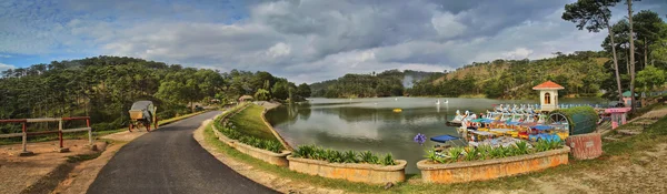 Love valley in Dalat Vietnam is one of the most romantic sites of Dalat city, with many deep valleys and endless pine forests. — Stock Photo, Image