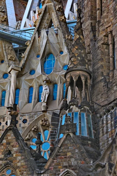 圣家族教堂由 Antonio 高迪设计的外部巴塞罗那，西班牙-可能 10,2014: 详细信息 — 图库照片