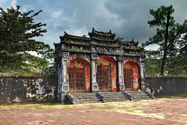 Gates, binalar ve heykeller Hue, Vietnam, Asya yakınındaki Ming Mang mezar kompleksi